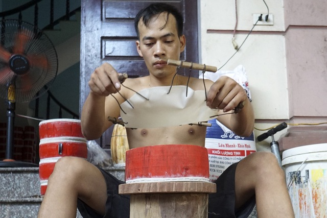 Ngôi làng "thủ phủ" trống, mặt nạ Trung thu hối hả vào mùa - 2
Nhà anh Hơn chỉ chuyên làm trống nhỏ, các công đoạn gia công đều được làm tại nhà, chỉ có da trâu và gỗ là phải mua. Theo anh Hơn, da trâu được tách thành 4 lớp, 3 lớp bên trong để làm trống nhỏ, lớp da “cật” ngoài cùng chỉ dành để căng các mặt trống cái.
