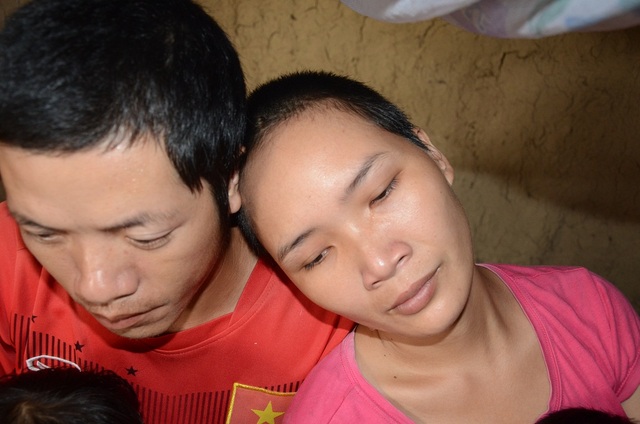 Đi phụ hồ, người phụ nữ nghèo nguy kịch vì gạch rơi trúng đầu - 2
Dù có tiền sử mắc bệnh tâm thần,nhưng vì hoàn cảnh gia đình khó khăn, chồng nghễnh ngãng, ngờ ngệch, chị phải đi phụ hồ ở Hà Nội