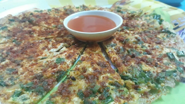 Du khách xuýt xoa với món “pizza Đà Lạt” - 4 Bằng những nguyên liệu đơn giản, sau vài phút được nướng trên lò than sẽ cho ra những chiếc pizza Đà Lạt thơm phức, ngon đúng điệu