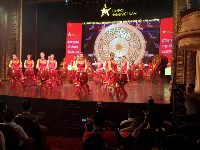Khởi động Chương trình nhận diện hàng Việt 2017 - 2
Lễ khai mạc Chương trình Nhận diện hàng Việt Nam - Tự hào hàng Việt Nam được tổ chức trang trọng