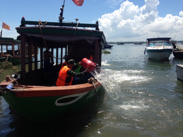 Tàu câu mực đâm chìm tàu du lịch ở Cửa Đại - 2 Tàu du lịch đã được trục vớt và kéo vào bờ. (Ảnh: M.H)