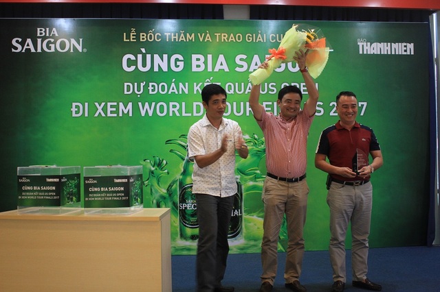 Chúc mừng hai bạn đọc Vĩnh Long nhận được giải đặc biệt đi Anh - 2 Nhà báo Lâm Hiếu Dũng, ủy viên ban biên tập, Phó Tổng thư ký tòa soạn báo Thanh Niên trao hoa ông Thân Văn hải, Giám đốc công ty TLT và trao kỷ niệm chương Ông Nguyễn Đăng Anh Hoàng đại diện nhà tài trợ Sabeco.