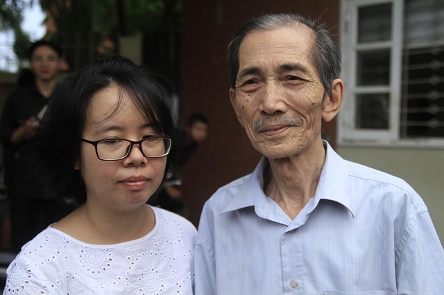Các thế hệ thầy trò trường Lương Thế Vinh bàng hoàng trước tin thầy Văn Như Cương qua đời - 1
Thầy Đoàn Ngọc Tọa và chị chị Lê Thùy Dương trở về trường sau khi nghe tin thầy Văn Như Cương qua đời.