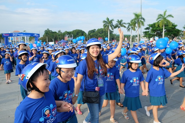 Hơn 15.500 học sinh Quảng Nam được tặng mũ bảo hiểm - 2 Nụ cười của cô giáo và các em học sinh tham gia chương trình sáng 22/10