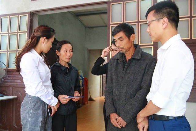 Trao 30 triệu đồng giúp đỡ gia đình phóng viên bị lũ cuốn trôi - 1 Đại diện Tập đoàn FLC thăm hỏi, động viên gia đình phóng viên Đinh Hữu Dư.
