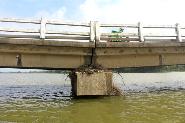 Người dân vẫn lưu thông trên cây cầu lún nửa mét dù... đã cấm - 2 Nước lũ tràn về có thể vượt trên cây cầu, càng làm cho cây cầu có nguy cơ sập bất cứ lúc nào