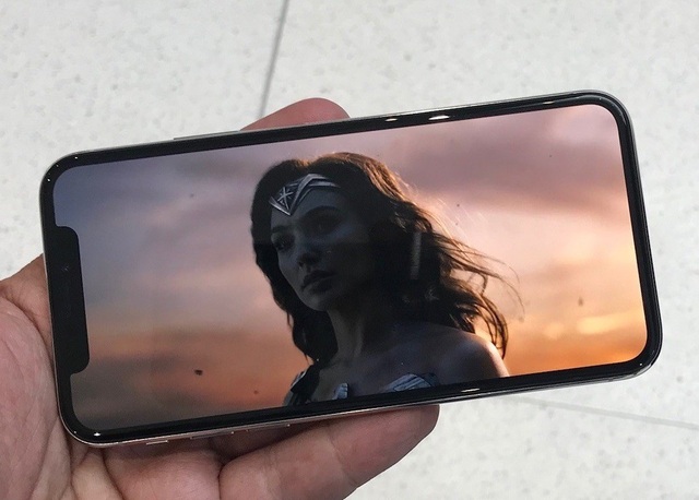 Chi tiết tưởng như không hoàn hảo trên iPhone X nhưng lại là "thuyết âm mưu" của Apple - 2 iPhone X khi xem phim sẽ có khung hình như thế này