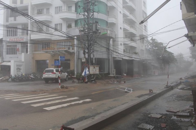 Đường phố ngổn ngang, nhà mất mái khi bão số 12 đổ bộ - 5 Đường phố ngổn ngang, nhà mất mái khi bão số 12 đổ bộ - 5