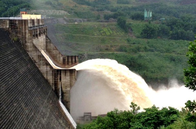 Lốc xoáy làm hơn 140 nhà tốc mái, thủy điện Sông Tranh 2 xả lũ lớn - 7 Thủy điện Sông Tranh 2 xả lũ từ 2.000-3.500m3/s từ 18h ngày 4/11