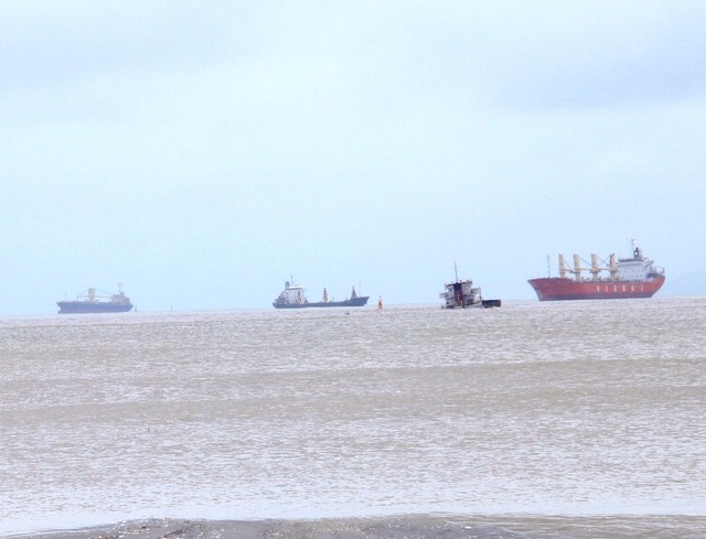 Từ đường Xuân Diệu nhìn ra phía trước biển Quy Nhơn vẫn thấy những con tàu bị đắm do bão số 12 gây ra
