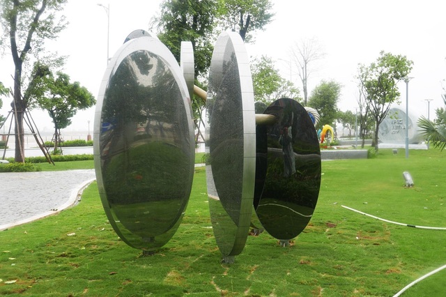 Công viên tượng 21 nền kinh tế thành viên APEC ở Đà Nẵng - 4
Các nền kinh tế tự thực hiện tác phẩm rồi gửi đến cho nước chủ nhà Việt Nam lắp đặt. Chúng đều là những tác phẩm được đầu tư về ý tưởng, thẩm mỹ và chất lượng chế tác.