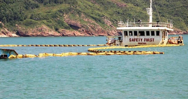 Vụ bão “nuốt chửng” tàu hàng: 3 nạn nhân chưa xác định được danh tính - 2 Trước khi trục vớt tàu, các đơn vị tham gia trục vớt phải thả phao vây quanh tàu bị chìm để tránh xảy ra sự cố tràn dầu ra biển Quy Nhơn.