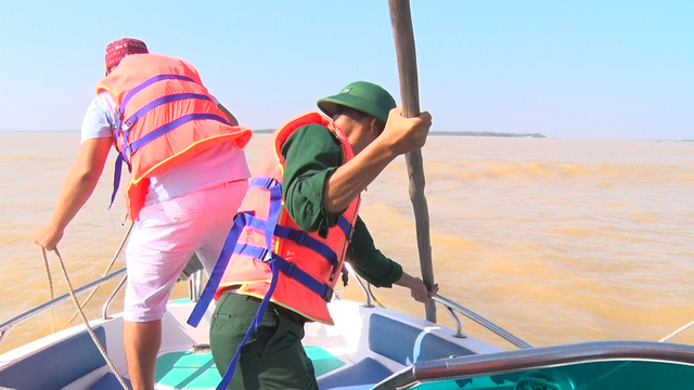 Cửa biển bị bồi lấp, hàng trăm tàu thuyền bị mắc kẹt - 2 Các lực lượng chức năng đi kiểm tra tình trạng bồi lấp biển Cửa Đại