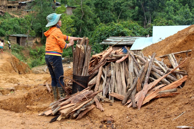 Bộ đội giúp dân di dời nhà cửa, phòng ngừa sạt lở núi - 2 Củi cũng được chuyển về nơi ở mới