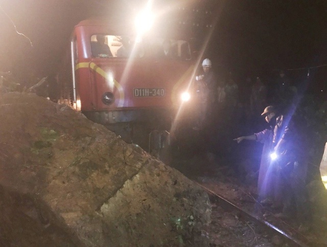 100 công nhân dầm mưa phá đá, giải cứu đường sắt trong đêm - 2 Những khối đá to chặn đường ray