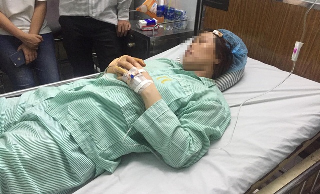 Người phụ nữ bị chém, cướp vé số: “Tôi không thể tưởng chúng tàn ác đến thế?” - 4 Bác sĩ A., nạn nhân bị cướp dùng dao tấn công tại khu vực gần trụ sở UBND quận 9 đang sửa chữa vào ngày 15/11.