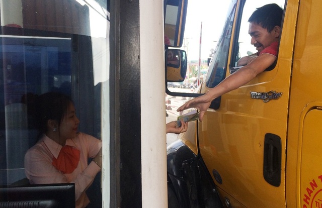Trạm thu phí BOT Cai Lậy: Dùng thẻ ATM, tiền lẻ qua trạm… - 5 Những giờ đầu trong buổi sáng thu phí diễn ra suông sẻ