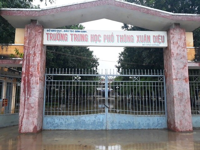Nước lũ dâng cao, gần 3.000 nhà dân ngập nước - 3 Nước ngập vào sân trường, nhà trường chủ động cho học sinh nghỉ học để tránh lũ