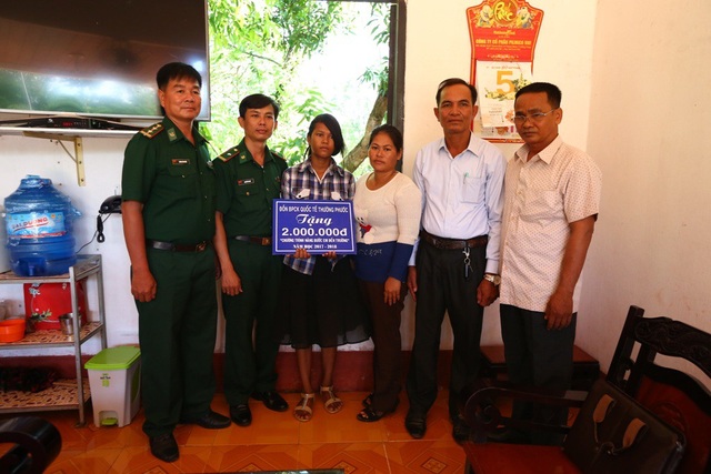Bộ đội biên phòng Đồng Tháp “nâng bước” học sinh nghèo vùng biên - 3 Đồn Biên phòng Cửa khẩu quốc tế Thường Phước trao tiền hỗ trợ cho em Mool Sray, học sinh lớp 8, xã Cô Rô Ca, Piềm Chô, PrayVeng, Campuchia