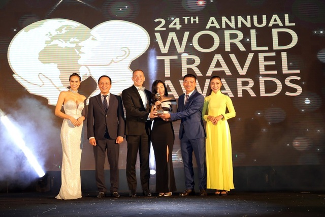 Việt Nam được xướng tên ở nhiều hạng mục danh giá nhất World Travel Awards 2017 - 3 Ông Ty Collins - TGĐ điều hành JW Marriott Phu Quoc Emerald Bay nhận giải Worlds Leading New Resort