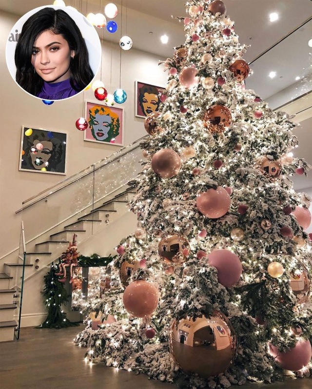 Sao trang hoàng cây thông Noel ra sao - 12
Cây thông Noel siêu đẹp của Kylie Jenner