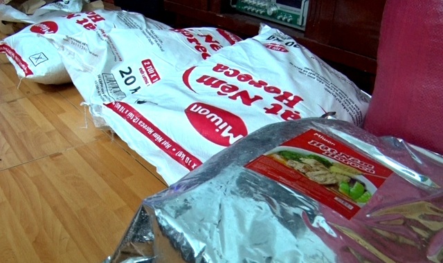 Bắt hàng tấn bột nêm, bột ngọt Trung Quốc "đội lốt" A One, Knorr - 2 Số hàng giả, giá trị thấp được chủ cơ sở mua về đóng gói hàng chất lượng cao