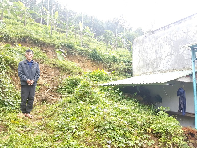 Dân bất an vì nguy cơ “núi đè” sau mưa lũ - 2 Sạt lở đất đã đẩy xuống tận tường nhà ông