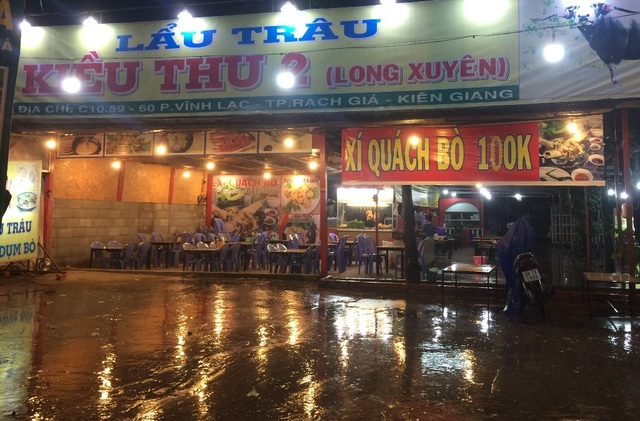 Cận cảnh cuộc sống của người dân tại nơi tạm trú tránh bão - 3
Tối nay, nhiều hàng quán trên đường 3/2- khu phố sầm uất của TP Rạch Giá đóng cửa vì ế khách