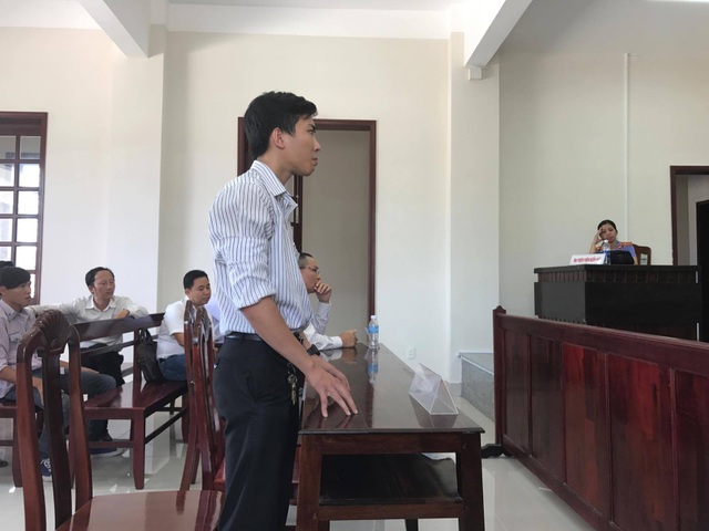 Du khách bị đứt ruột khi chơi trò chơi được bồi thường 93 triệu đồng - 1 Anh Luân tại phiên tòa hôm nay yêu cầu số tiền 361 triệu đồng (ảnh: Nguyễn Quynh).