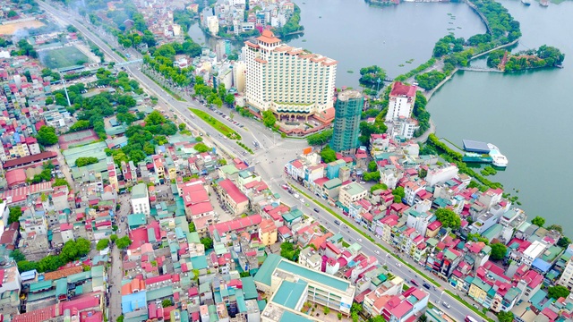 Toàn cảnh dự án cầu vượt An Dương - đường Thanh Niên sắp khởi công - 2
Công trình cầu vượt tại nút giao An Dương - đường Thanh Niên triển khai xây dựng với mục tiêu khắc phục tình trạng ùn tắc giao thông tại nút giao An Dương - Thanh Niên. Chiều dài cầu vượt là 271m, bề rộng 10m. Tổng chiều dài toàn dự án khoảng hơn 1km.