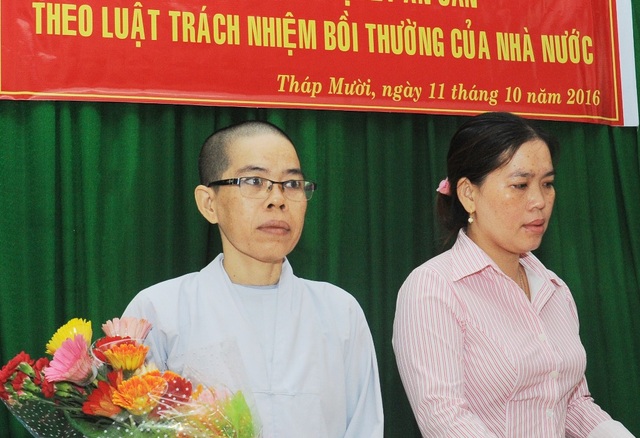 Được bồi thường hơn 200 triệu đồng sau 17 năm đi kêu oan - 1 Chị Loan và chị Phụng tại buổi xin lỗi công khai tại địa phương (ảnh: CTV).