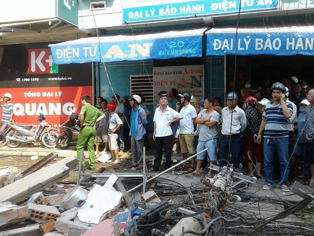 Nhà 2 tầng đổ sập, cụ ông văng xuống đường tử vong - 6 Nhà 2 tầng đổ sập, cụ ông văng xuống đường tử vong - 6