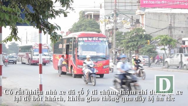 Lạ lùng những chiếc xe lững thững "bò" trên đường Giải Phóng - 1 Lạ lùng những chiếc xe lững thững "bò" trên đường Giải Phóng - 1