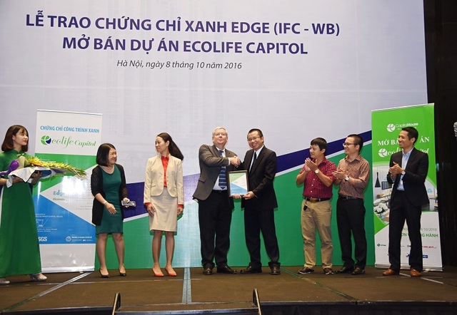 Thang máy chống cháy - giải pháp “xanh” cho chung cư - 2 Mr Paul E. Christensen – Chuyên gia Cao cấp của IFC trao chứng chỉ xanh EDGE dự án EcoLife Capitol cho chủ đầu tư Capital House.