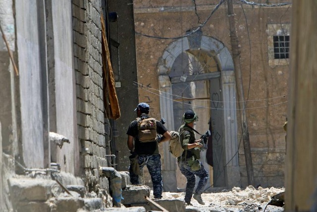Thành phố Mosul sắp được giải phóng sau 3 năm bị IS chiếm đóng - 1
Ngày 26/6, quân đội Iraq cho biết chiến sự giữa lực lượng Iraq và IS sắp đến hồi kết trong vài ngày tới. Trung tá Abdul Ghani al-Assadi, chỉ huy Lực lượng chống khủng bố ở thành phố Mosul, cho biết quân đội đang tấn công khu vực còn lại mà IS kiểm soát ở thành cổ Mosul, khu vực được coi là thành trì của IS. Trong ảnh: Cảnh sát liên bang Iraq ném lựu đạn tấn công mục tiêu IS ở Mosul. (Ảnh: Reuters)