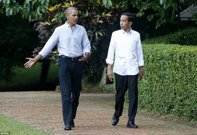
Ông Obama đã sống ở Indonesia 4 năm khi còn nhỏ, trước khi quay trở lại Mỹ định cư vào năm 1971. Trong nhiệm kỳ tổng thống, ông Obama đã đến thăm Indonesia và khu vực Đông Nam Á nói chung. (Ảnh: EPA)
