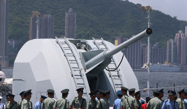 Tàu sân bay Liêu Ninh lần đầu tới Hong Kong - 6
3 tàu nhỏ trong nhóm tác chiến tàu sân bay cũng mở cửa cho người dân tham quan (Ảnh: SCMP)