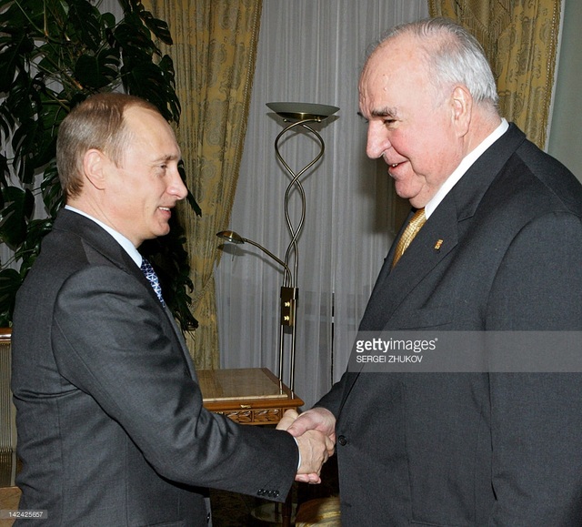 Tổng thống Putin hé lộ chính khách có ảnh hưởng lớn nhất tới quan điểm chính trị - 1 Tổng thống Nga Vladimir Putin và cố thủ tướng Đức Helmut Kohl. (Ảnh: Getty)