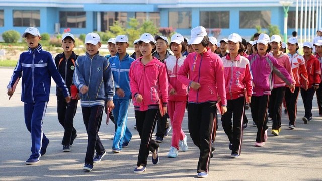 Cuộc sống thanh bình của người Triều Tiên bất chấp lệnh trừng phạt bủa vây - 2 Những học sinh tại một trại hè trong những bộ trang phục thể thao khỏe khoắn.