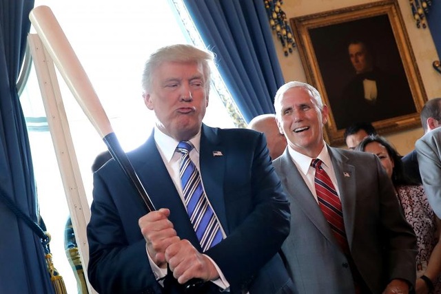 6 tháng đầu tiên đầy "sóng gió" của Tổng thống Trump tại Nhà Trắng - 18
Phó tổng thống Mike Pence cười khi Tổng thống Trump cầm gậy bóng chày trong sự kiện khuyến khích sử dụng hàng Mỹ được tổ chức tại Nhà Trắng ngày 17/7/2017. (Ảnh: Reuters)