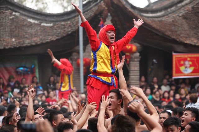 Sức mạnh "đội quân đánh giặc ngoại xâm" ở hội pháo Đồng Kỵ - 13
Phút thăng hoa của ông đám trong màn rước...