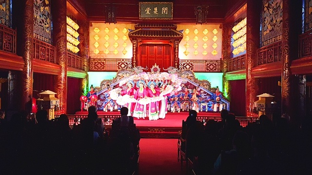 
Không gian chính bên trong Nhà hát Duyệt Thị Đường - nơi Nhật hoàng Akihito và Hoàng hậu Michiko sẽ xem Nhã nhạc Cung đình Huế, Di sản văn hóa phi vật thể thế giới đầu tiên tại Việt Nam được UNESCO công nhận vào năm 2003
