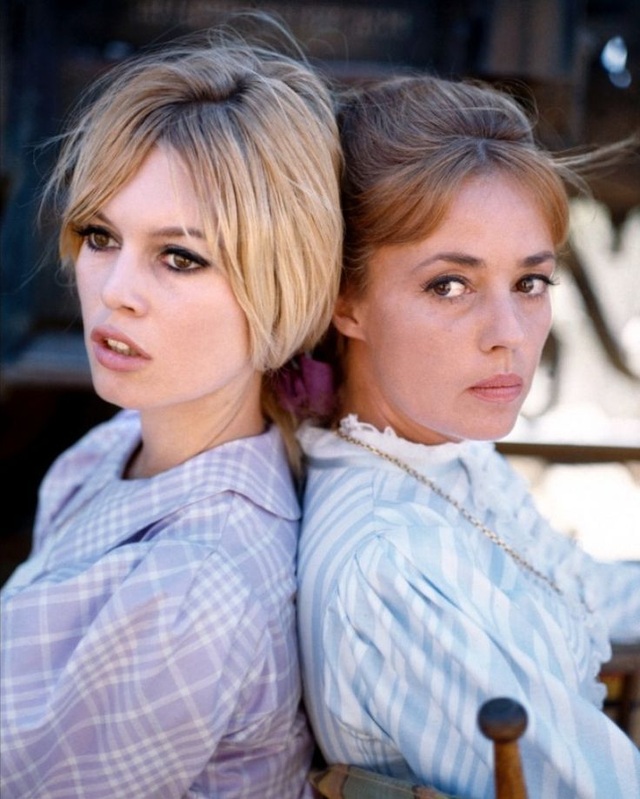 Nữ diễn viên phim “Người tình” qua đời - 4 Hai biểu tượng của màn ảnh Pháp - Jeanne Moreau (phải) và Brigitte Bardot (trái) - cùng xuất hiện trong bộ phim hài “Viva Maria!” (1965) của đạo diễn Louis Malle.