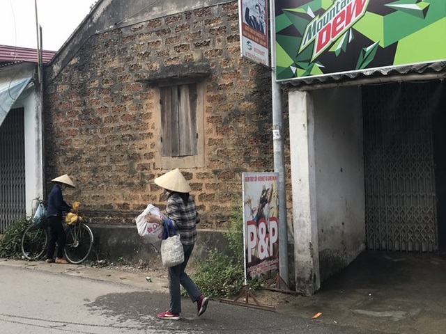 Rớt nước mắt chuyện đời cô giáo nhặt ve chai, chăm chồng ung thư - 2 Dáng cô giáo Thùy liêu xiêu trong chiều đông, trên tay là bao phế liệu (ảnh: Mỹ Hà)