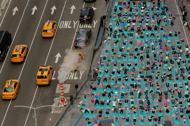 Một lớp học yoga tổ chức trên quảng trường Thời Đại của thành phố New York, Mỹ. (Ảnh chụp ngày 21/6)