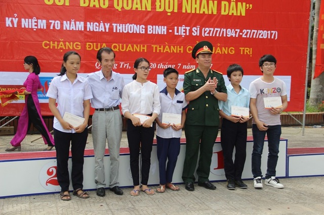 Nhiều phần quà đến với gia đình chính sách, có công trên mảnh “đất thiêng” Quảng Trị - 10
Nhà báo Duy Thảo và đại diện Báo QĐND trao quà cho các em học sinh