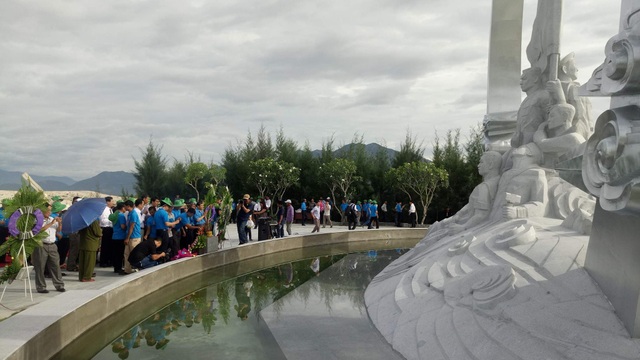 Thân nhân liệt sĩ bật khóc tại khu tưởng niệm chiến sĩ Gạc Ma - 1 Thân nhân liệt sĩ bật khóc tại khu tưởng niệm chiến sĩ Gạc Ma - 1