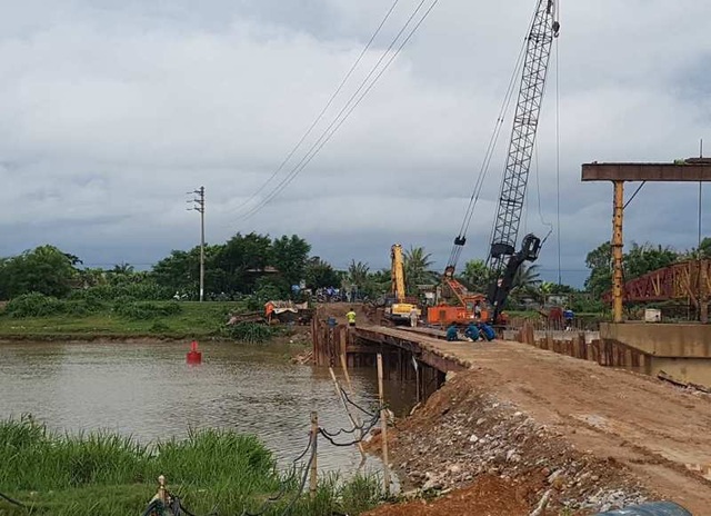 Phát hiện cầu sông Hoàng bị sập và một tàu cát bị chìm - 2 Người dân phải đi nhờ cầu tạm của công trình đang được xây dựng gần khu vực hiện trường