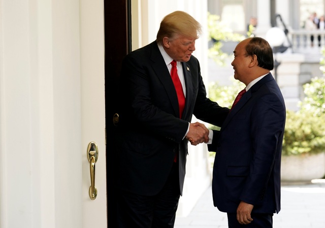 Những hình ảnh ấn tượng trong chuyến thăm Mỹ của Thủ tướng Nguyễn Xuân Phúc - 2
Tổng thống Mỹ Donald Trump đứng chờ ở lối vào Cánh Tây của Nhà Trắng để chào đón Thủ tướng Nguyễn Xuân Phúc vào chiều ngày 31/5 giờ địa phương. (Ảnh: Reuters)