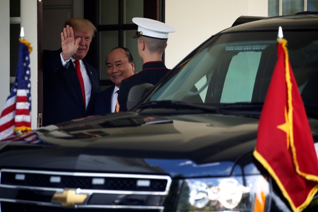 Hình ảnh Thủ tướng Nguyễn Xuân Phúc hội đàm với Tổng thống Mỹ Donald Trump - 4
Tổng thống Trump vẫy chào báo giới trước khi hai nhà lãnh đạo bước vào bên trong Phòng Bầu dục. (Ảnh: Reuters)